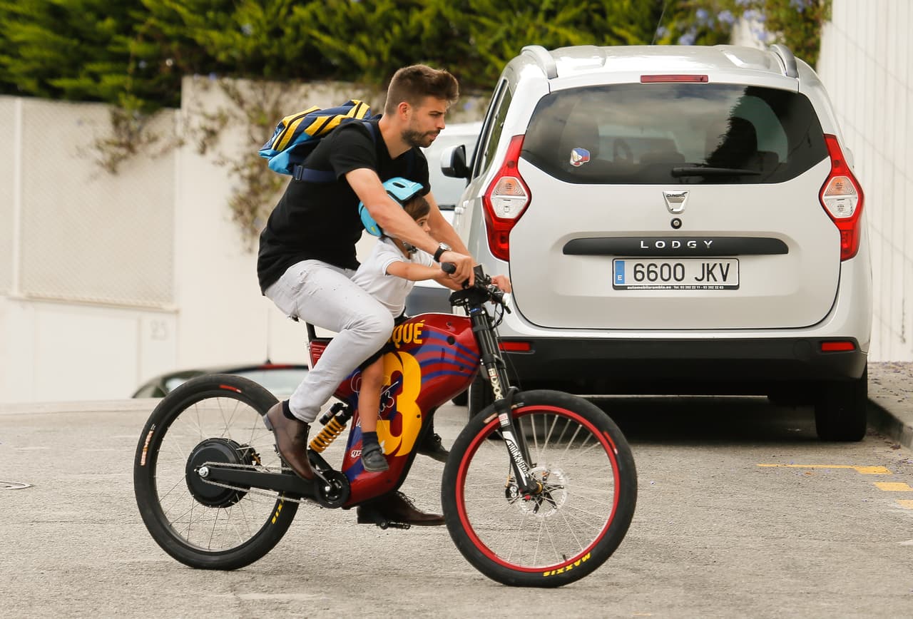 Photo © 2016 Quimi Ortiz/The Grosby Group EXCLUSIVE Barcelona, Sept 22, 2016 Soccer star, Gerard Pique arrives home driving a Barcelona FC customized bicycle after picking up his son Milan from school.