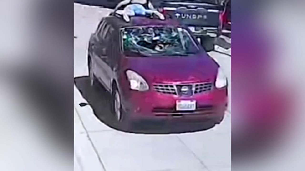 Una mujer se aferra al techo de un auto en movimiento tras una discusión de pareja en Bolivia