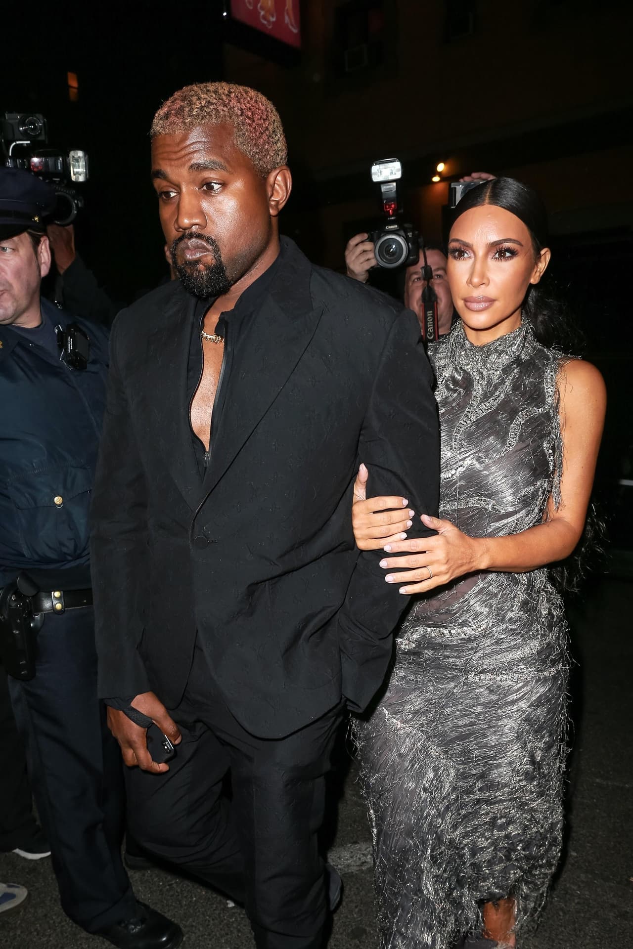 El cantautor y diseñador de modas también destacó que durante el show, 
<b>"Kim y yo nos agarramos de manos</b> y cantamos 'I Got You Babe'".