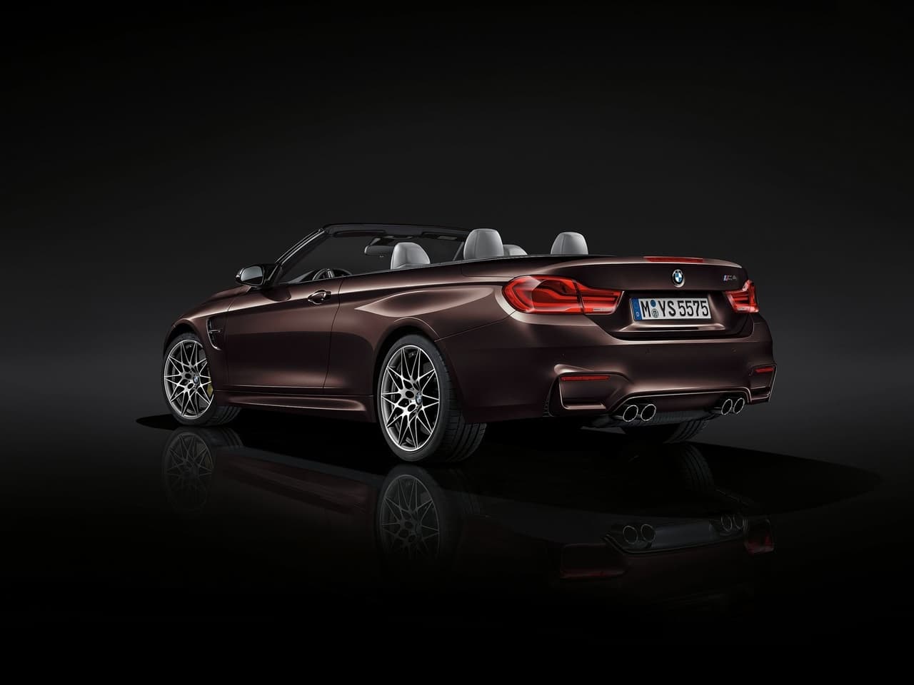 Al igual que su hermano Coupé, el M4 Convertible estandariza las luces LED, tanto en el frente como en la parte posterior.