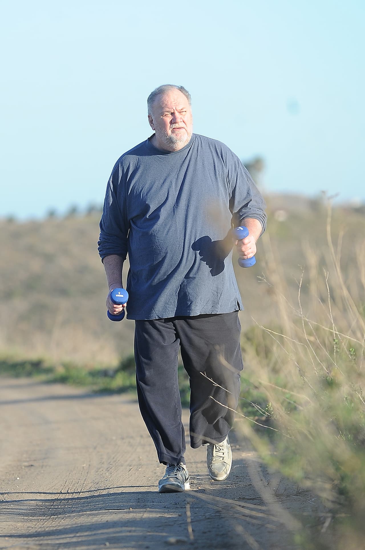 El distanciamiento entre la duquesa de Sussex, de 38 años, y su padre, de 75, se dio a partir de que se supiera que él
<b> <a href="https://www.univision.com/estilo-de-vida/bodas/tras-su-escandalosa-venta-de-fotos-el-papa-de-meghan-markle-queda-fuera-de-la-boda-real" target="_blank">pactó con los paparazzi </a></b>una serie de imágenes antes del enlace real.
<br>