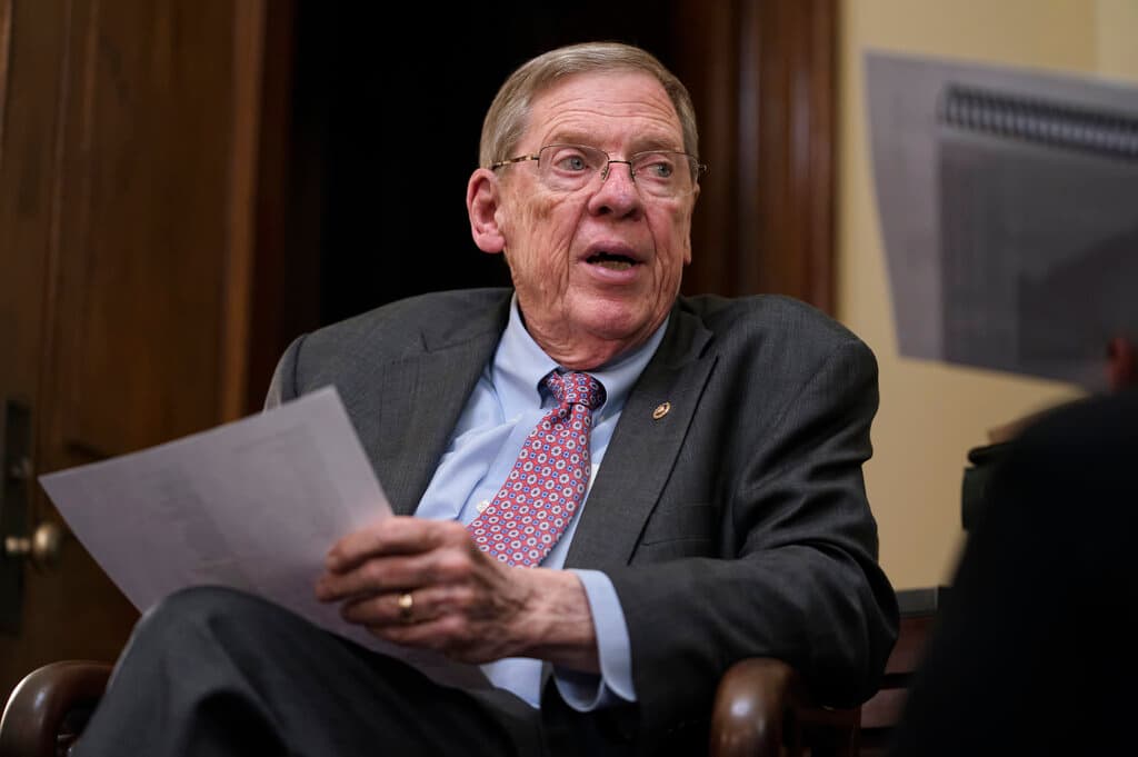 El senador Johnny Isakson durante una reunión con su equipo en el Capitolio, en diciembre de 2019.
