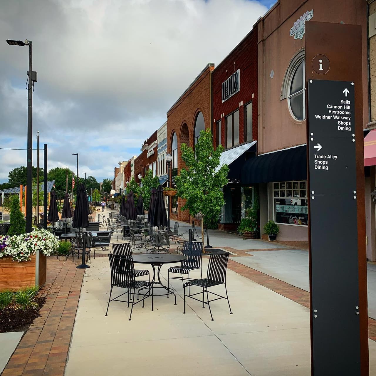 <b>Hickory-Lenoir-Morganton:</b> La Casa Blanca también sugiere limitar las reuniones sociales a no más de 10 personas, cerrar los bares y los gimnasios, y pedir a los residentes el uso de tapabocas en todo momento.