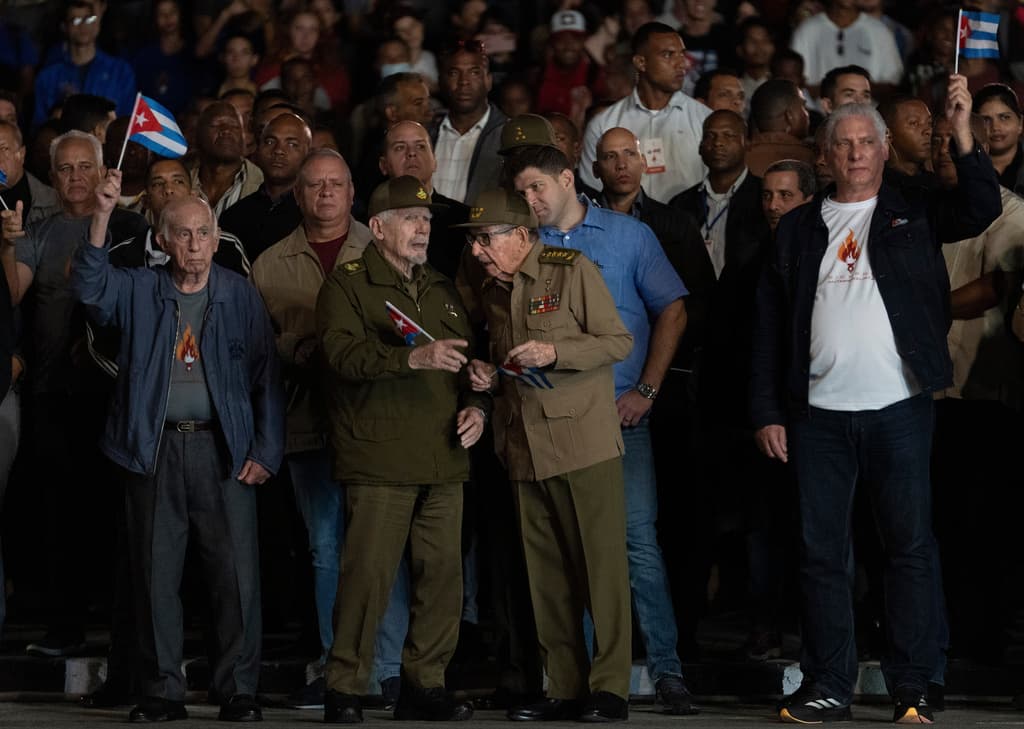 ARCHIVO - El presidente cubano Miguel Díaz-Canel, derecha, Raúl Castro, centro, el comandante Ramiro Valdés, centro izquierda, y José Ramón Machado Ventura.
