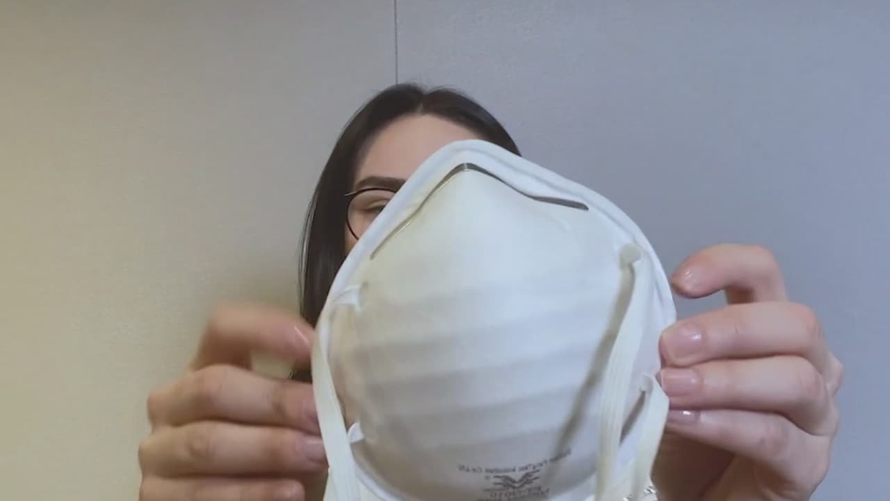 Las mascarillas N95 pueden ser almacenadas por hasta cinco años en un lugar seco, a temperatura estable y sin exposición a la luz solar directa. Se pueden usar durante cinco días seguidos y se pueden almacenar en bolsas de papel marrón para permitir que se evapore la humedad. Deben desecharse y cambiarse lo antes posible si se ensucian, mojan o se sabe que han estado expuestos directamente al COVID-19, indica el Departamento de Salud Pública del condado de Wake.