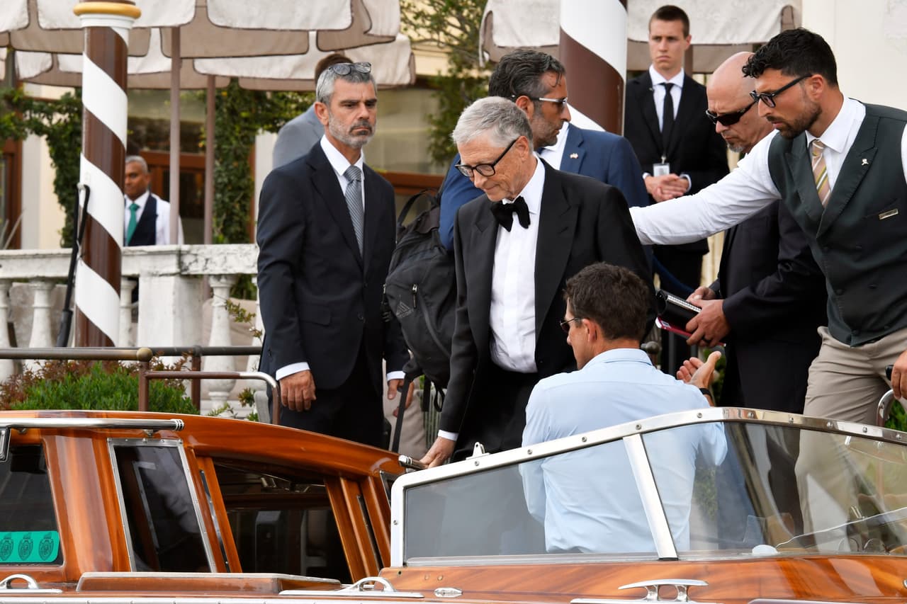 El fundador de Microsoft, Bill Gates, también asistió.
<br>
<br>Greenpeace ha denunciado precisamente el daño ecológico del enlace, al que muchos invitados llegaron en jet privado, justo cuando el frágil equilibrio de Venecia "se hunde bajo el peso de la crisis climática".