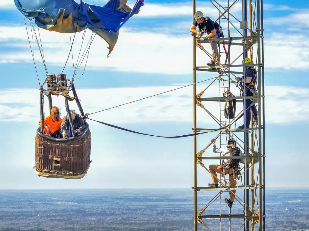El accidente se reportó cerca de las 8:15 a.m. en la torre localizada cerca de la autopista 300 y la intersección con la FM 1844. El operativo de rescate comenzó poco antes de las 9:00 de la mañana y se extendió por una hora. No había 
<b>sogas más largas de 30 metros</b> (cerca de 100 pies) por lo que tuvieron que diseñar una estrategia para ir asegurándolas, según iban bajando a los ocupantes del globo.