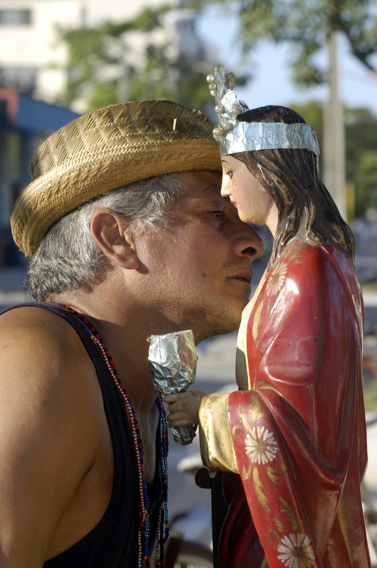 Quien practique la Regla de Ocha (como se llama la religión en Cuba) no estará venerando a Santa Bárbara, La Virgen de Las Mercedes o la de la Caridad del Cobre, sino que le rinde tributo a Shangó, Obatala y Oshún, porque esos son sus orishas.