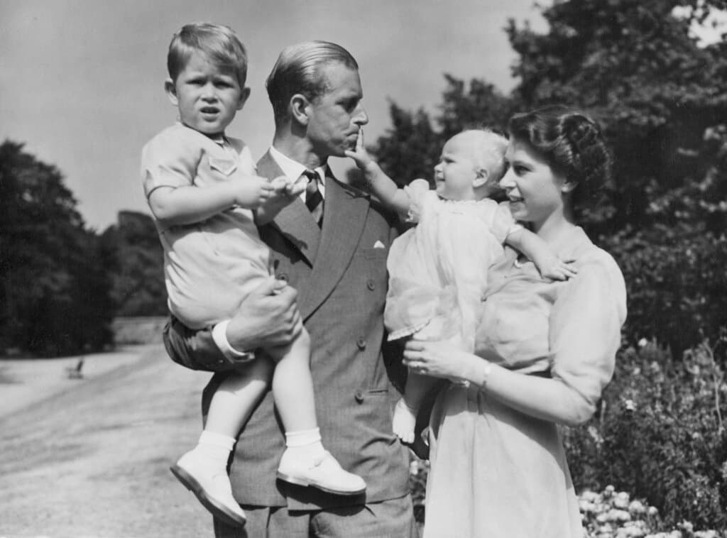 En 1948, nace el primer hijo de la pareja, el príncipe Carlos. Le siguió Ana, en 1950. Tras una década y ya como reina, Isabel vuelve a ser madre en 1960, cuando nace Andrés. Y otra vez en 1964, con la llegada de Eduardo.