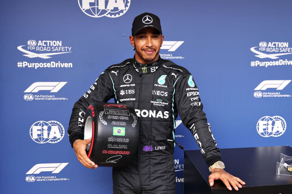 El mexicano Sergio Pérez se quedó en el cuarto sitio de la clasificación para el Sprint del Gran Premio de Brasil en el cual el británico Lewis Hamilton brilló y se quedó con la primera posición a pesar de la sanción que acarrea por modificaciones en el motor. Lewis Hamilton, perderá cinco puestos en parrilla, por cambiar la cámara de combustión del motor de su Mercedes, pero saldrá primero este sábado en la calificación sprint para el Gran Premio de Brasil.