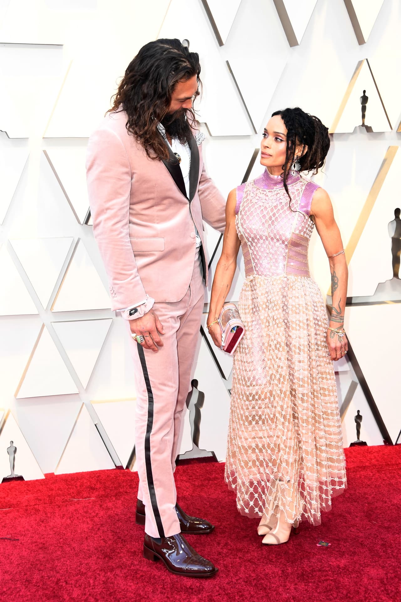 <b>Lo más extravagante:</b> El traje rosa bebé de Fendi del actor Jason Momoa, protagonista de Aquaman, elegido en honor al recién fallecido diseñador Karl Lagerfeld.