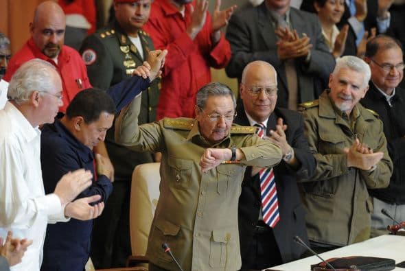 Chávez llegó el domingo a la isla y participó el lunes junto a su colega cubano Raúl en la celebración por el décimo aniversario de los convenios de cooperación binacional.