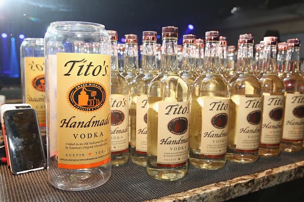 Tito’s Vodka pide que no usen sus bebidas como ‘hand sanitizer’