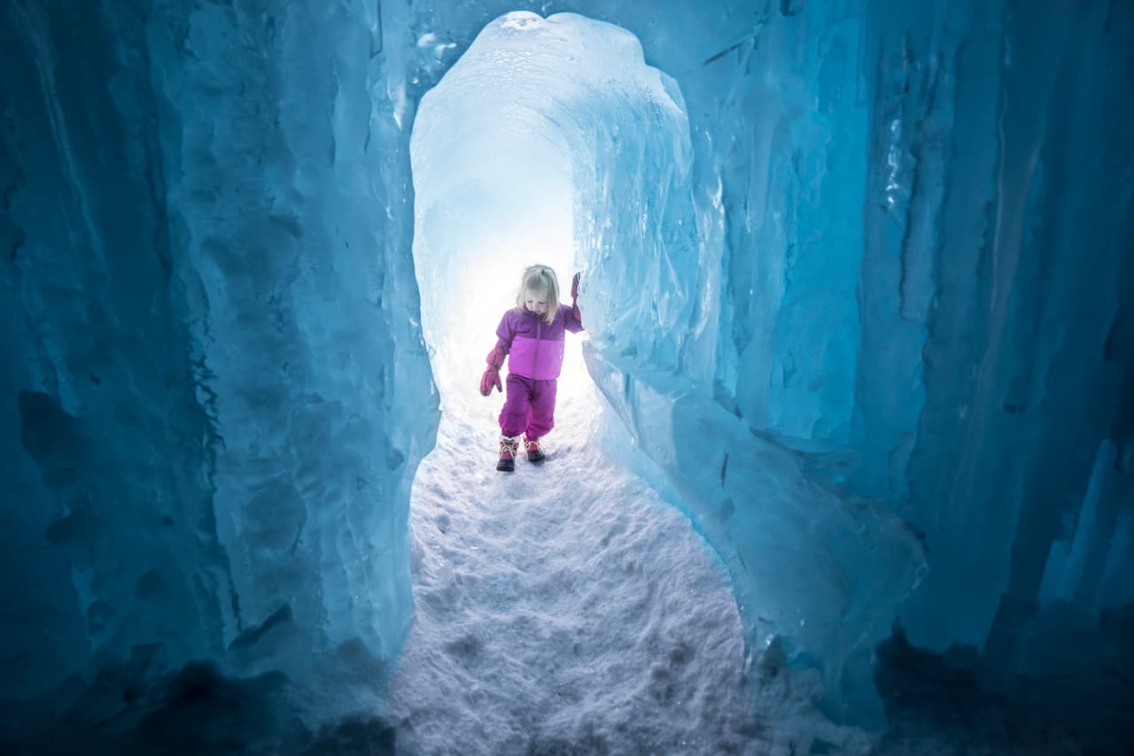 Las luces LED congeladas dentro del hielo se iluminan. También, los visitantes escuchan música durante este paseo.