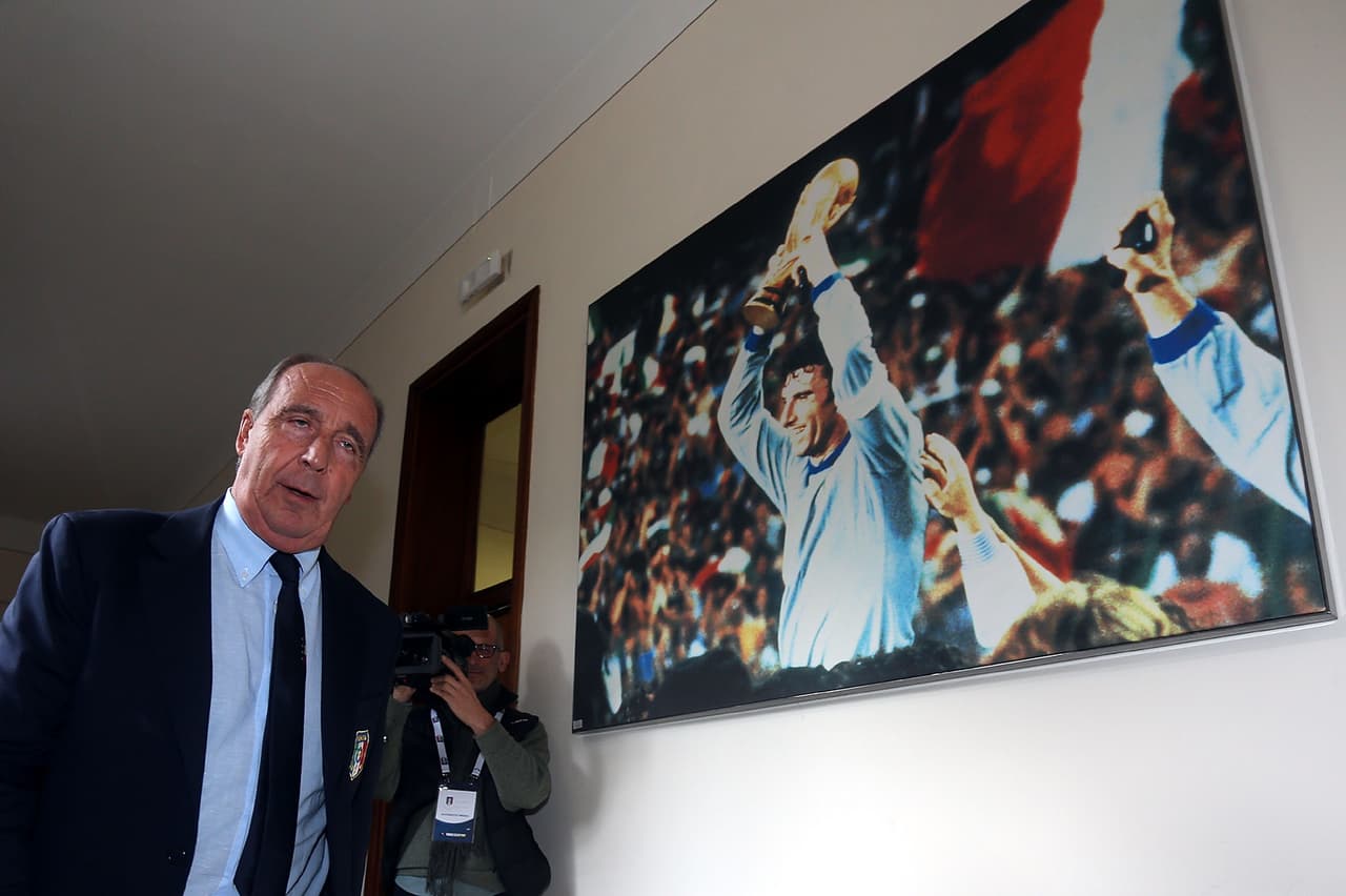 El nuevo seleccionador, Giampiero Ventura, pasa al lado de la imagen de Dino Zoff: uno de sus antecesores en el banquillo italiano.