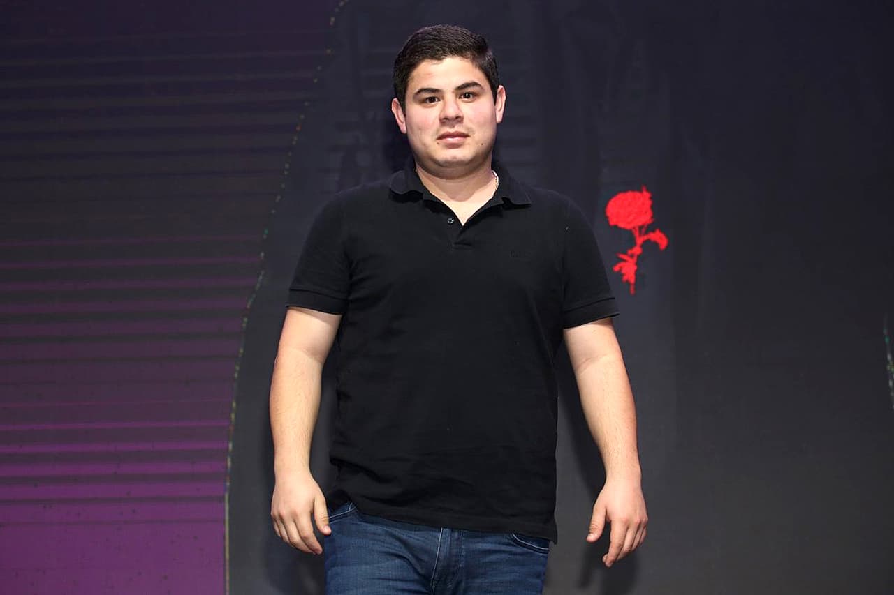 Pero él no ha sido el único cantante de regional mexicano en sufrir un atentado, otro de los casos más recordados es el de Alfredo Olivas, que sobrevivió en el 2015 a un ataque, mientras cantaba en el escenario de una discoteca en Chihuahua.