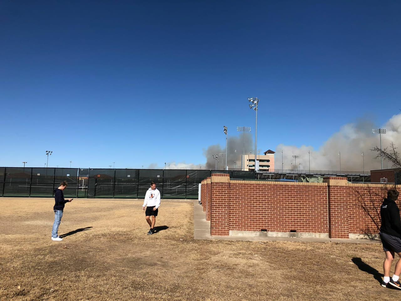 Eliza Guzmán de Olazarán nos mandó estás fotos desde Aledo. El distrito escolar debió cerrar al menos dos escuelas por el humo.
