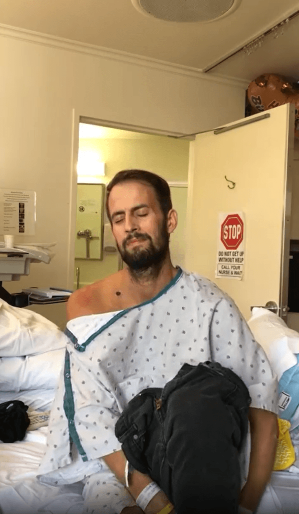 "De vuelta al hospital, mi pulmón colapsó de nuevo a pesar de que el nuevo tubo torácico me punzaba por dentro. Y luego volvió a colapsar. Y otra vez", relató. El paseador de perros supo entonces que su pulmón "no se estaba curando", pues "la herida de bala había dejado cicatrices en su tejido como una quemadura".
<br>
<br>