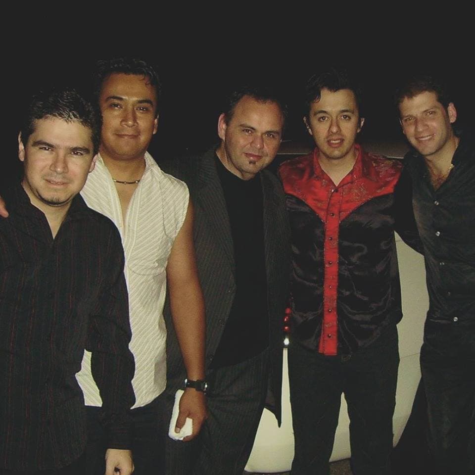 Arturo logró bajar mucho de peso y su vida dio un giro de 180 grados luego de su operación como se puede observar en esta imagen de la primera gira del grupo en Argentina, en 1995. Lamentablemente, con el paso de los años, ha vuelto a subir de peso.