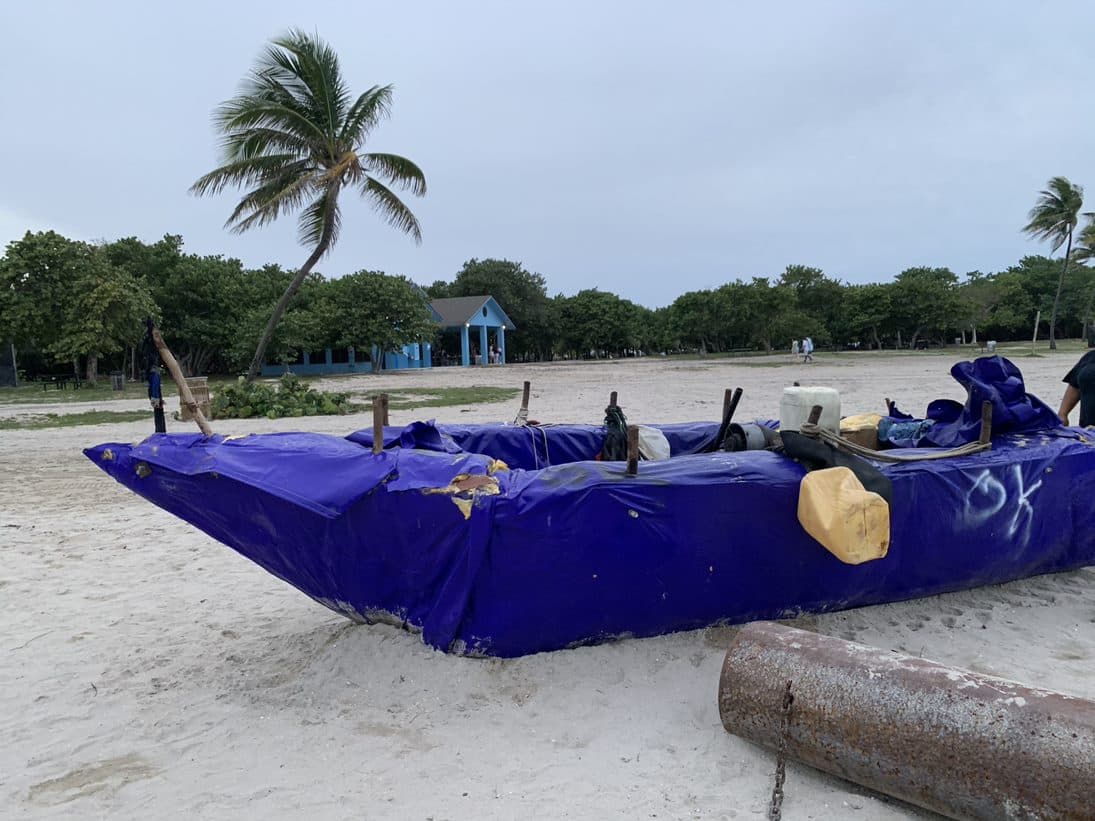 La embarcación, que fue detenida el pasado 9 de junio, apareció 100 millas más lejos, en North Miami Beach a la altura del North Beach Oceanside Park. Se puede observar el “ok” de la Guardia Costera. 
<br>