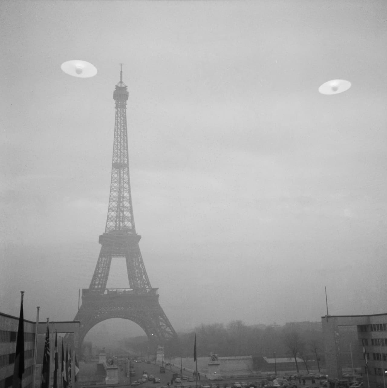 En 1958 esta fotografía llamó la atención porque mostraba unos objetos blancos volando sobre la torre Eiffel de París, Francia, y aparentemente no estaba retocada. Luego los especialistas se dieron cuenta que los objetos eran el reflejo de unas lámparas sobre el vidrio desde donde se hizo la toma.