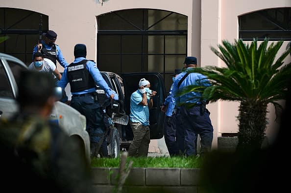 Los sospechosos fueron capturados en Santa Ana de Yusguare y las autoridades realizarán las pruebas técnicas y científicas para preparar el expediente investigativo, para que enfrenten la justicia, añadió.