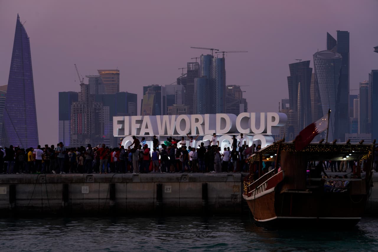 Doha ha recibido miles de fanáticos del fútbol. En la imagen, decenas celebran el 18 de noviembre de 2022.