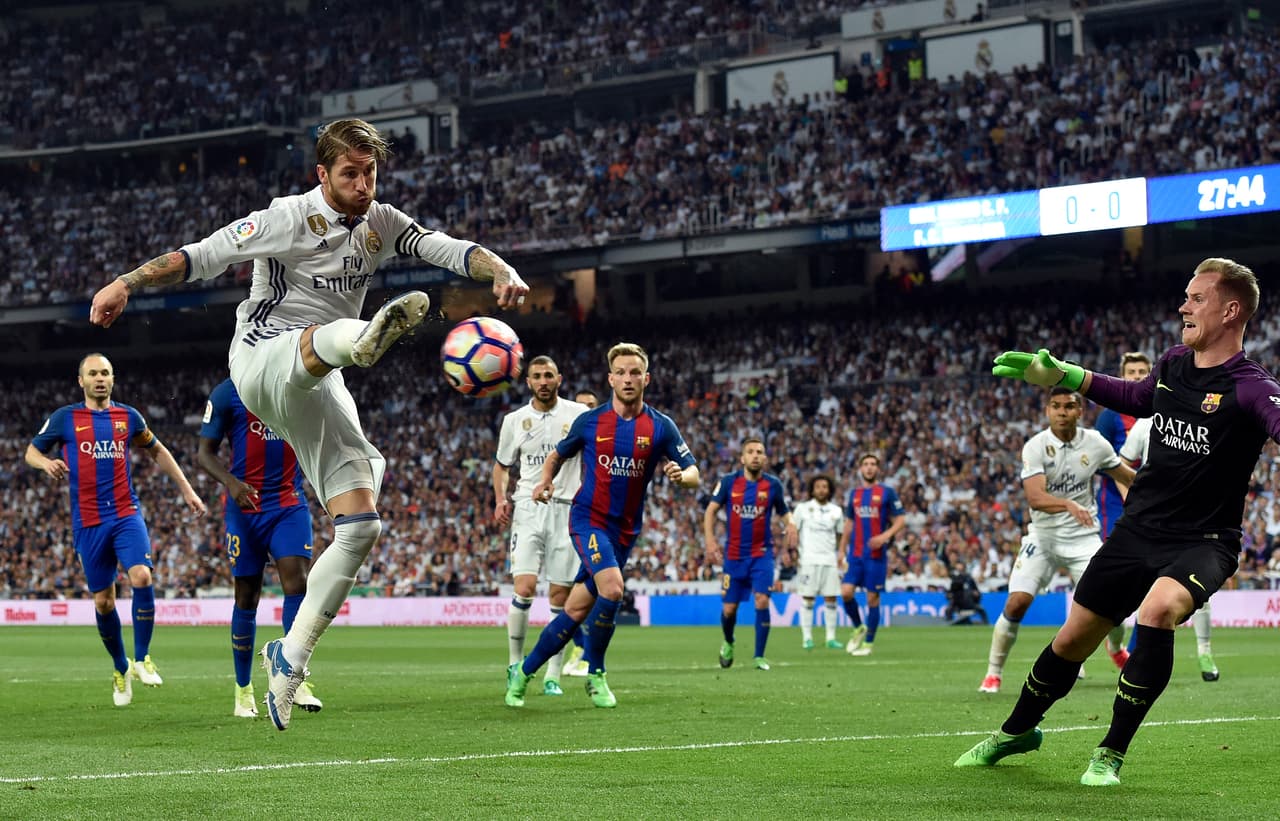 Al minuto 28, Casemiro puso en ventaja a Real Madrid en el estadio Santiago Bernabéu tras el remate de Sergio Ramos que pegó en el poste.