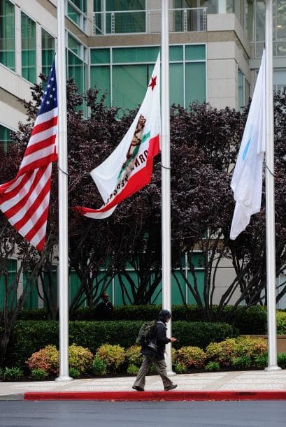 Miles de fanáticos en todo el mundo hicieron de las tiendas Apple un santuario para recordar el legado que dejó el visionario Steve Jobs.