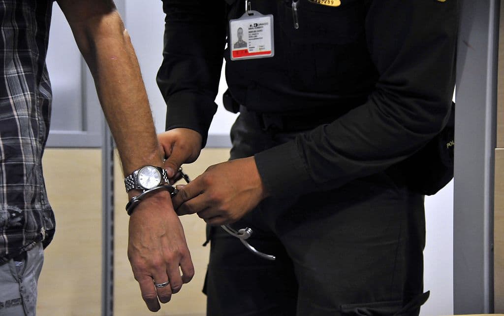 No tenía con qué pagar la renta y robó un banco con una bomba falsa