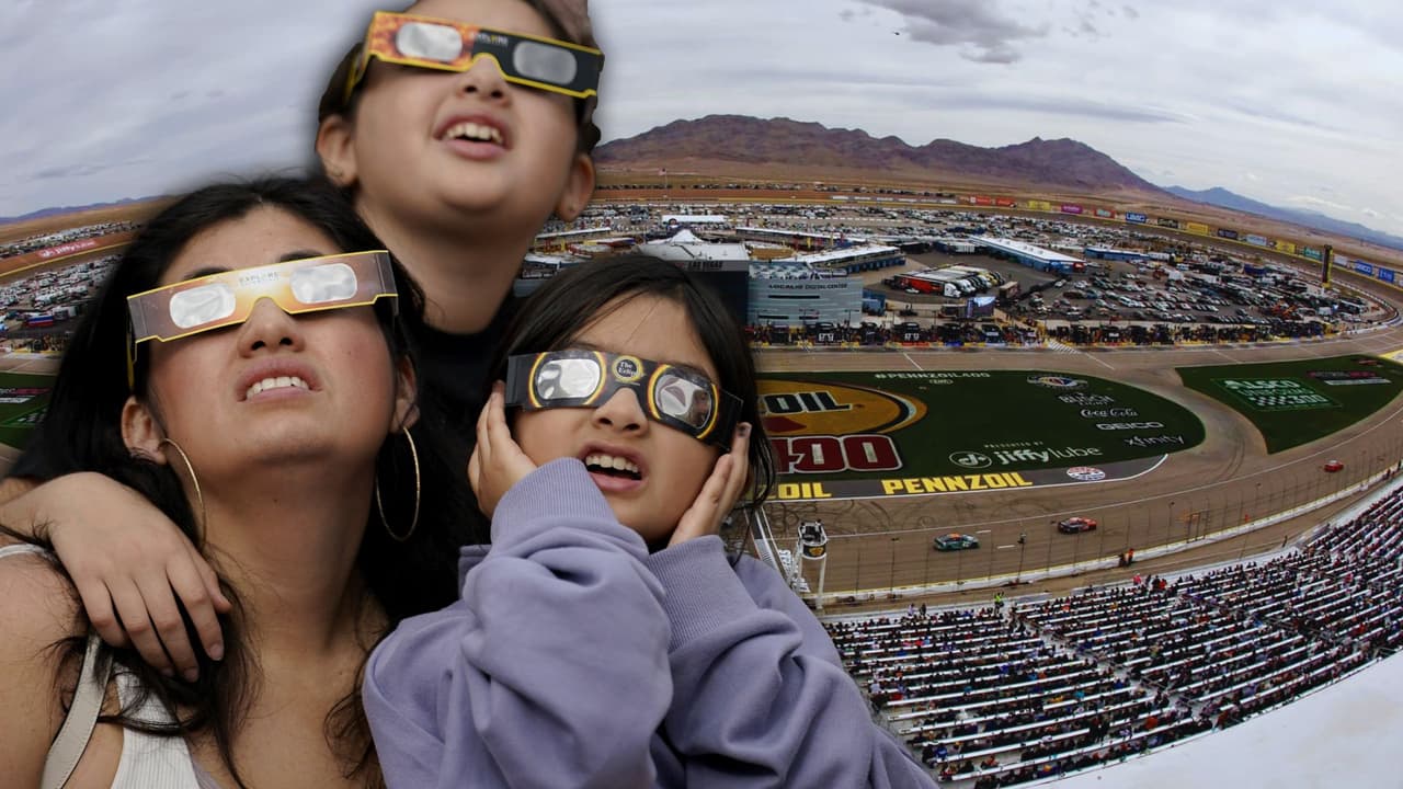 <b>No te pierdas el fenómeno astronómico más esperado del año</b>, acompañado por 
<b>nuestra meteoróloga Nelly Carreño </b>y Angel Pedrero, presentador de notiicas de Univision 23 DFW, estarán en el 
<b>Texas Motor Speedway.</b> El evento tendrá lugar en 
<b>las instalaciones de Texas Motor Speedway</b>. La emoción de las carreras de autos en el norte de la Estrella Solitaria abre espacio para que 
<b>miles de personas puedan disfrutar de la vista del cielo en la ciudad de Fort Worth</b> (
<a href="https://maps.app.goo.gl/ZshUZqpv5dgB3A6eA" target="_blank">3545 Lone Star Cir</a>) . ¡Entrada gratuita!