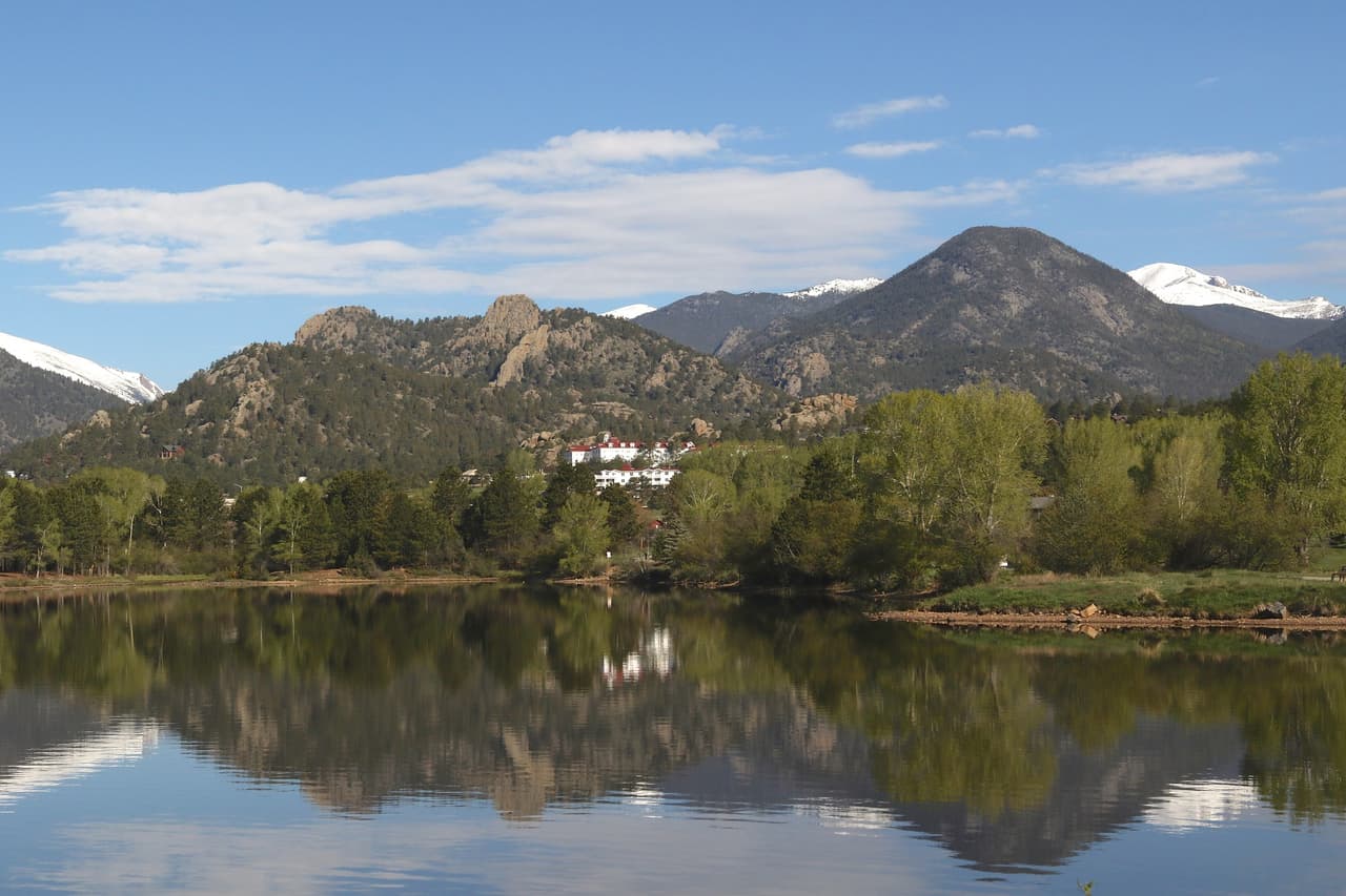 El Stanley Hotel recibe turistas de todo el mundo, y hasta tiene sus residentes "expertos" en lo paranormal, como videntes y amantes de lo inexplicable, que hacen de este lugar uno de los más representativos para quienes creen en los fantasmas. Y todo, gracias a la obra de Stephen King.