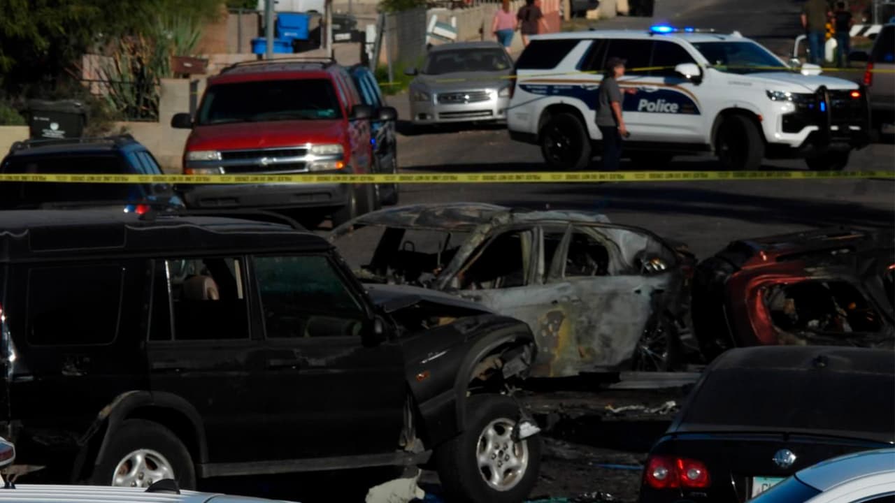 Se habla que al interior del vehículo fue localizada una persona con herida de bala, y se cree que el hecho estaría relacionado con un atrincheramiento previo.