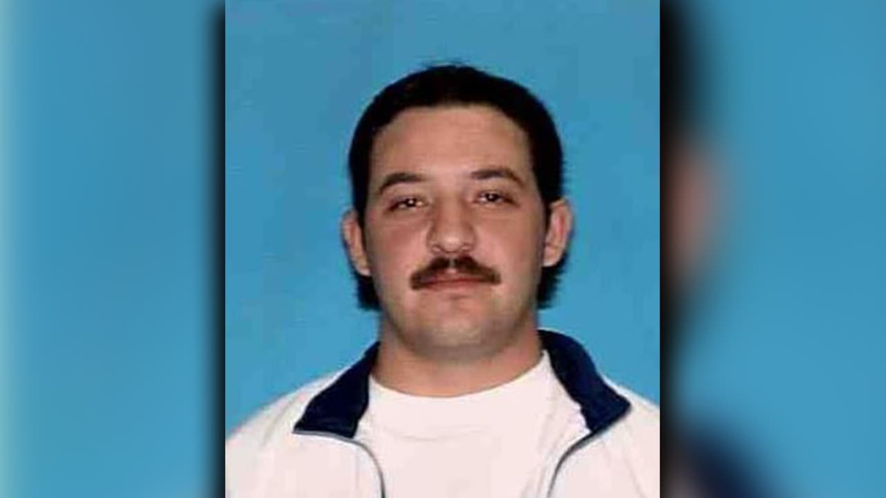 Carlos Gustavo Benavides es buscado por indecencia contra un menor.