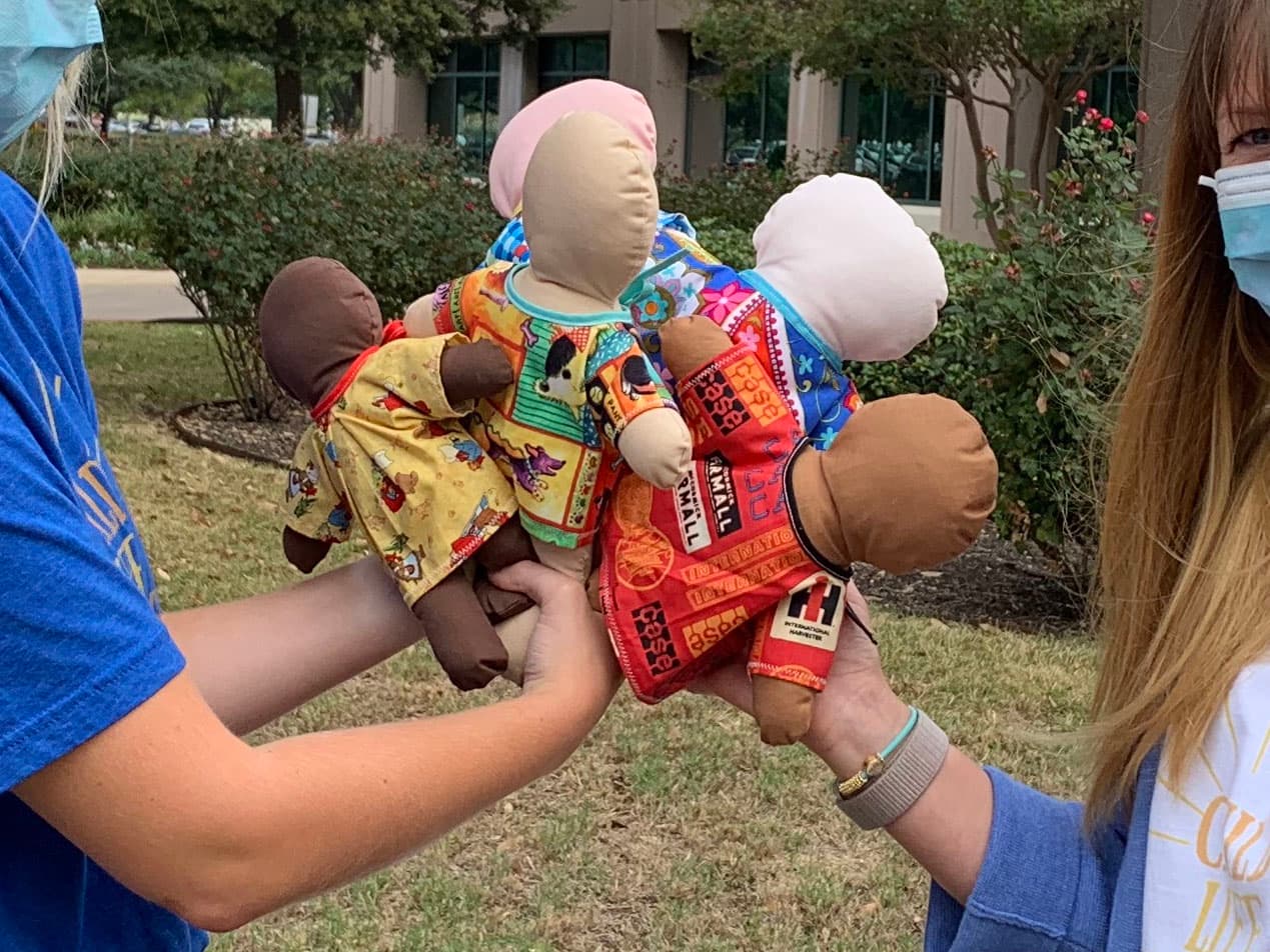 La muñeca se convierte en un compañero en el juego médico, ayudándoles a navegar por nuevas experiencias.
