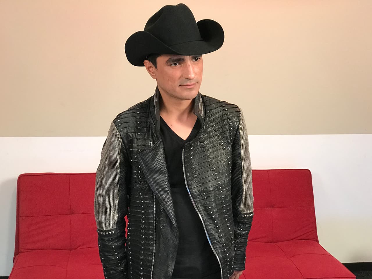 Raul Casillas, originario de Tijuana, confesó que su pasión está en las chamarras de piel que se manda a hacer especialmente y que cuestan entre $500 y $1000 dólares.