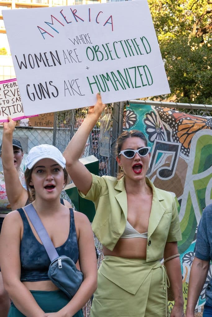 En Austin, Texas: 
<b>"Estados Unidos, el lugar donde las mujeres son tratadas como 'objetos' y las armas son humanizadas". </b>