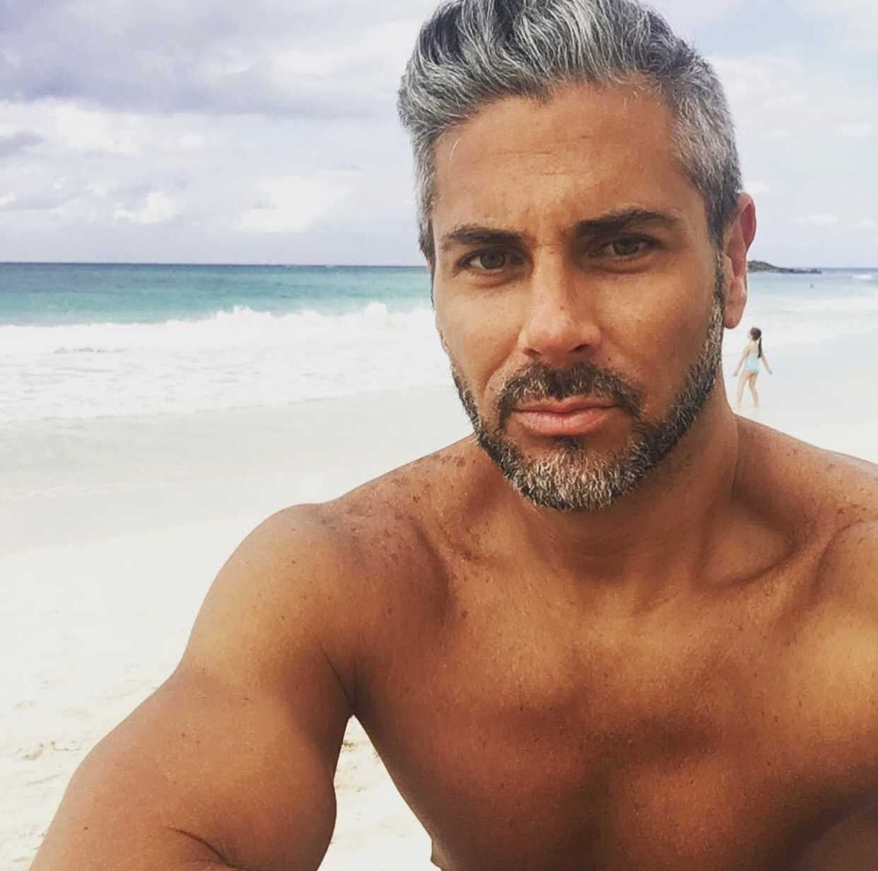 Explicó que al hacerse público su caso prefirió no dar declaraciones porque estaba "sorprendido, paralizado y atónito ante la gravedad de los cargos delictuosos que me achacan". Sin embargo, decidió dar la cara porque, dice, "el que calla otorga".
<br>