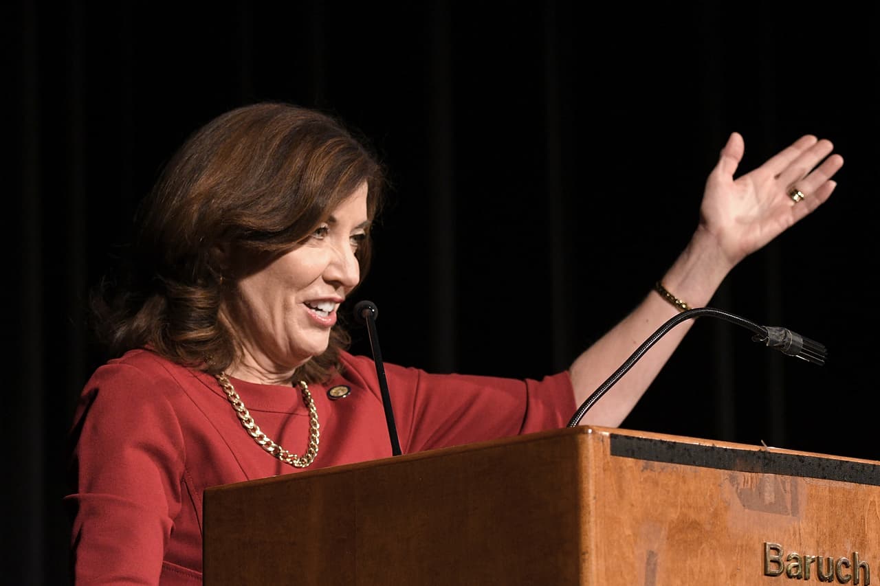Kathy Hochul anuncia un fondo de 539 millones de dólares para ayudar a propietarios de viviendas 