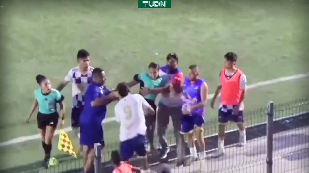 Jugador agrede a árbitra después de ser expulsado y la silbante intenta contestar