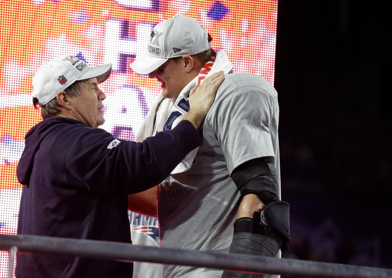 Junto al entrenador de los New England Patriots Bill Belichick (izquierda), Rob Gronkowski ganó tres títulos de Super Bowl (XLIX, LI y LIII).