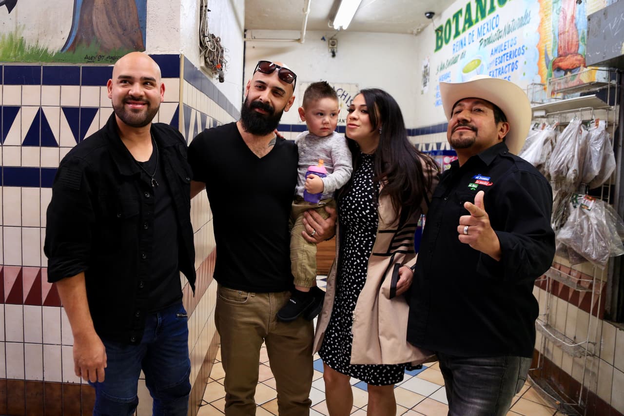 A su llegada, fueron recibidos por algunos de sus radioescuchas, quienes querían saludarlos y tomarse la foto del recuerdo.