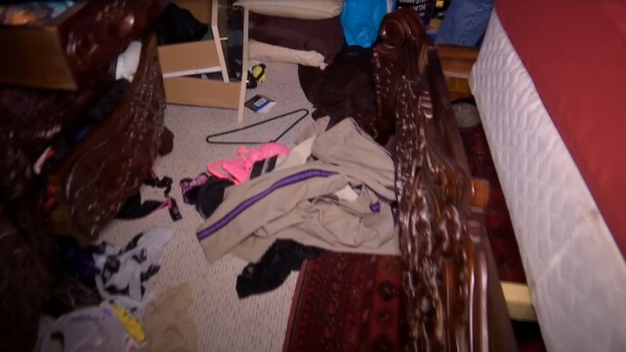 El suelo de la habitación principal estaba desorganizada con muchos artículos tirados.