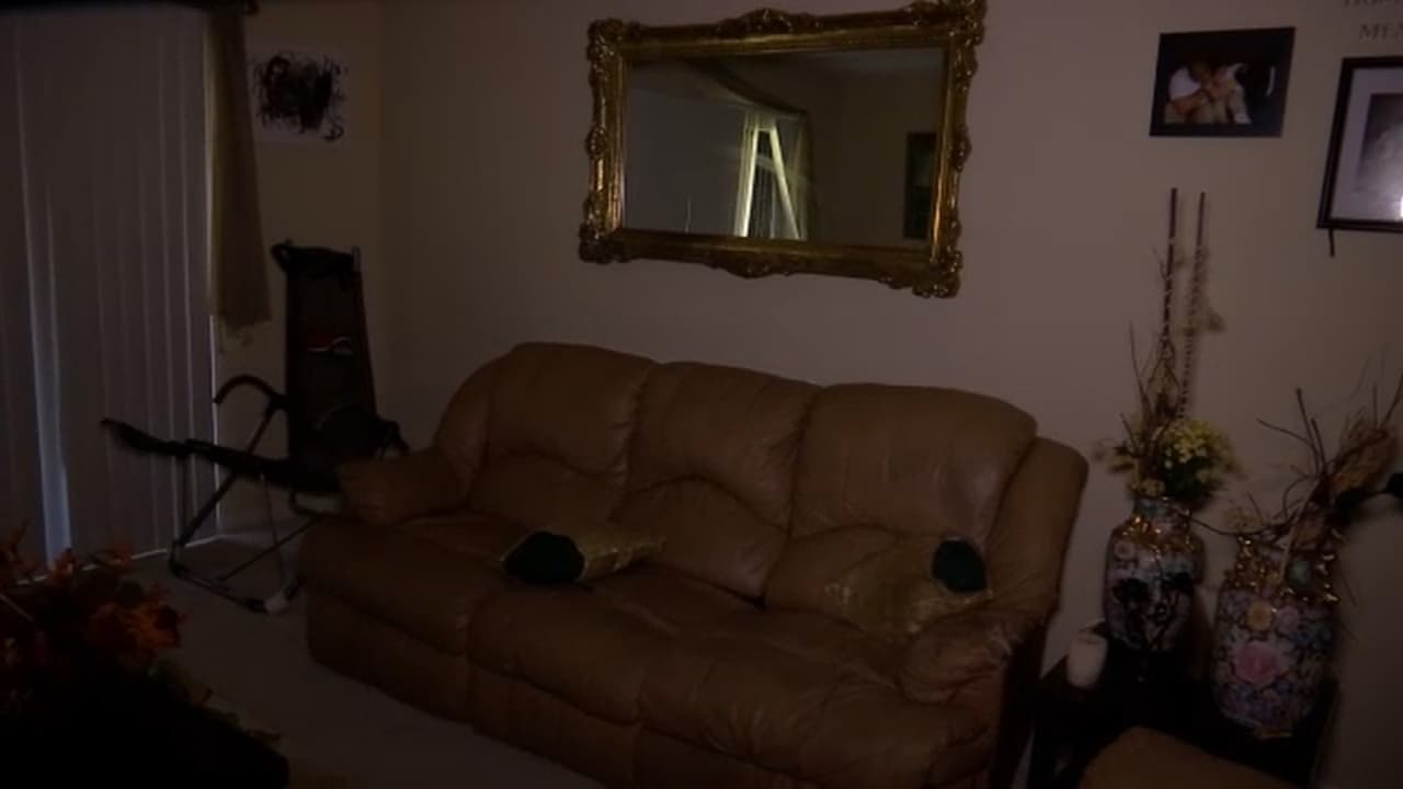 Así luce la sala del apartamento luego del allanamiento de las autoridades.