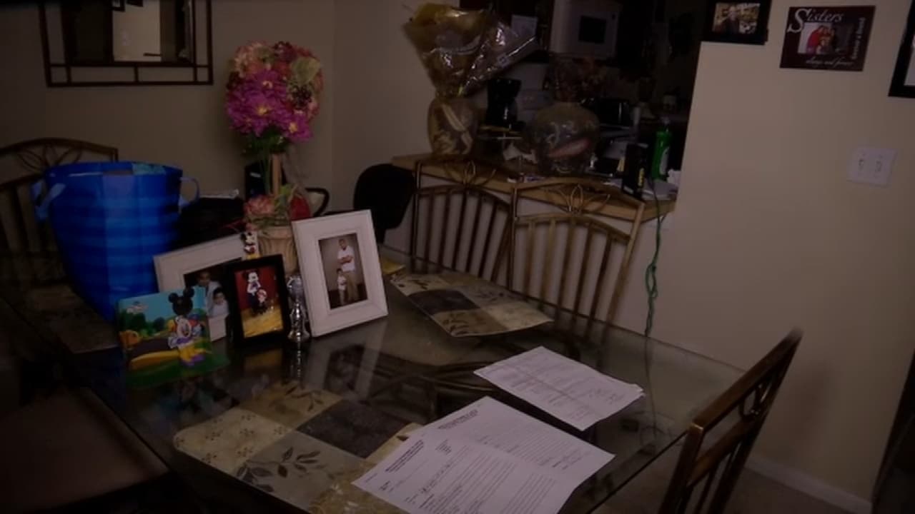 Mesa del comedor. Allí quedaron varias fotos y un documento del FBI.