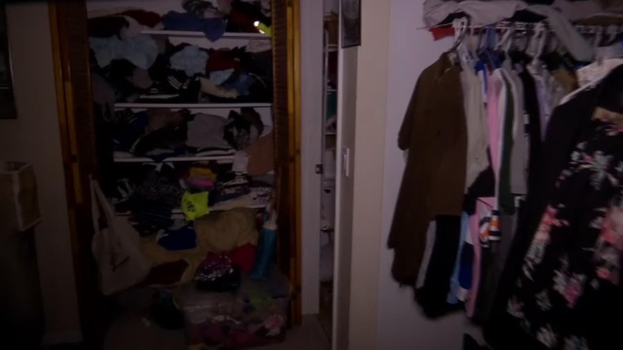 Es notable que las autoridades requisaron el área del armario debido a la desorganización.