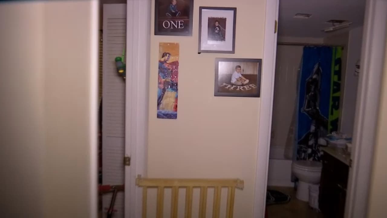 Fotos en una de la paredes del apartamento de Omar Mateen.