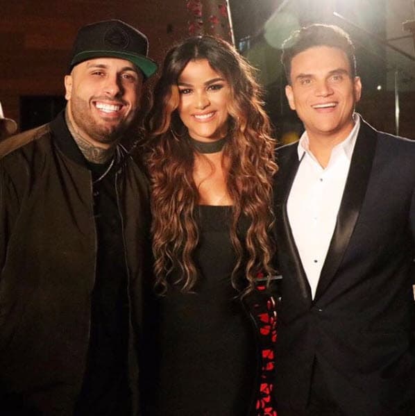 Clarissa fue modelo en uno de los videos de Nicky Jam y Silvestre Dangond, por lo que no pudo faltar la fotografía del recuerdo: "Fue un placer trabajar con estos dos mega artistas en el nuevo video musical 'Cásate conmigo'. Les puedo decir que es una canción super romántica", se lee en Instagram.