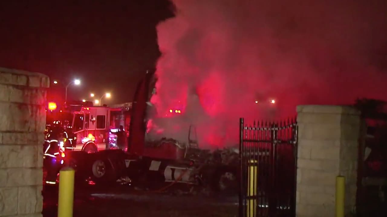 Dos camiones de carga se incendiaron cuando estaban estacionados al noreste de Houston