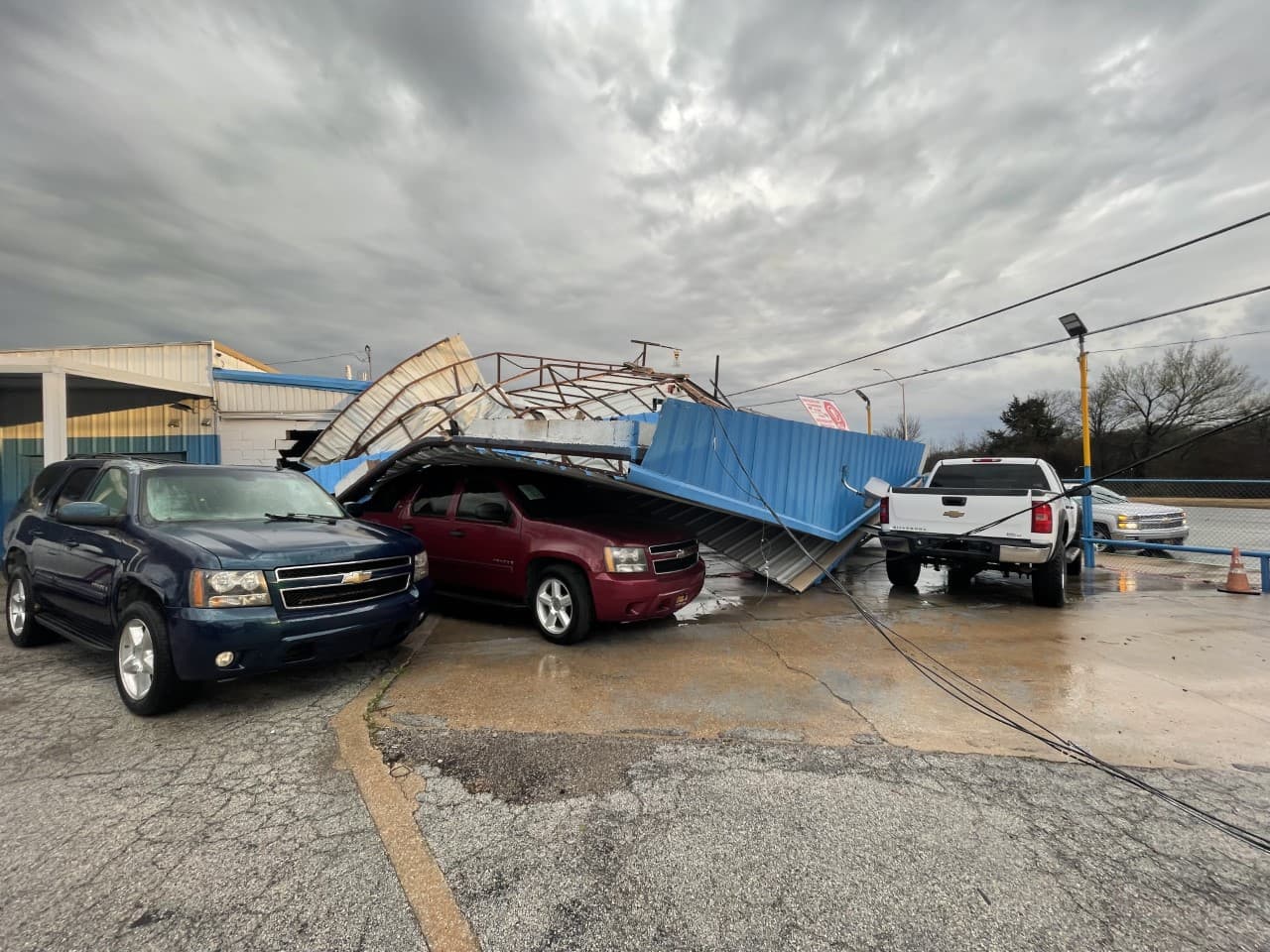 Tras el impacto del tornado, el techo del edificio cayó sobre el auto que ya no podrá ser reparado ni vendido.
<b> “Supongo que esto lo va a pagar el seguro</b> y los diez carros arruinados, los que se puedan arreglar se van a arreglar y vender a un precio razonable”, dijo Everardo.
<br>